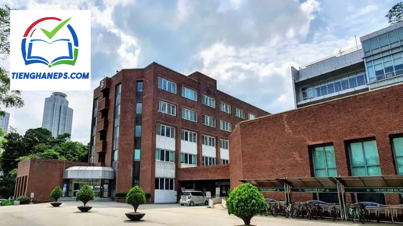 Sinh viên học tập và sinh hoạt trong khuôn viên Đại học Konkuk Hàn Quốc với nhiều tiện ích hiện đại