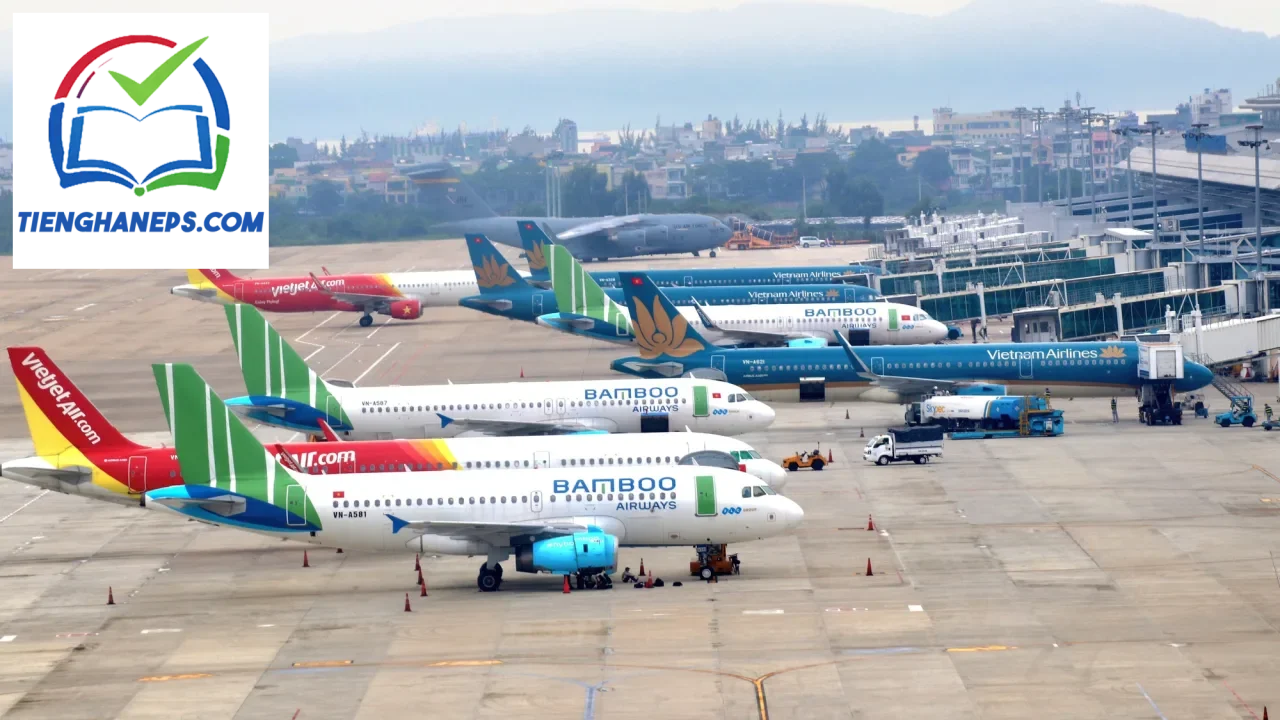 Khu vực làm thủ tục check-in tại sân bay với hành khách chuẩn bị lên máy bay