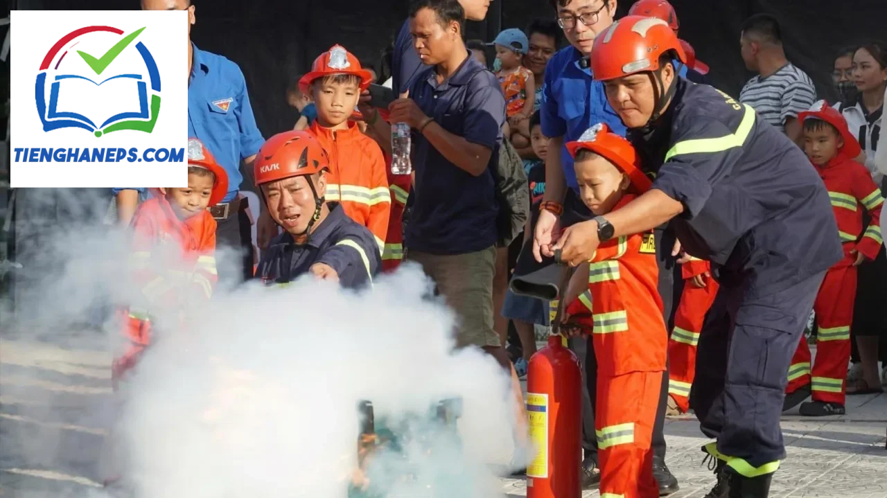 Lính cứu hỏa đang làm nhiệm vụ minh họa chủ đề học từ vựng tiếng Hàn về cứu hỏa